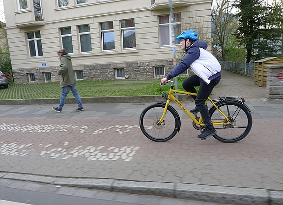 Radfahrer und Fußgänger