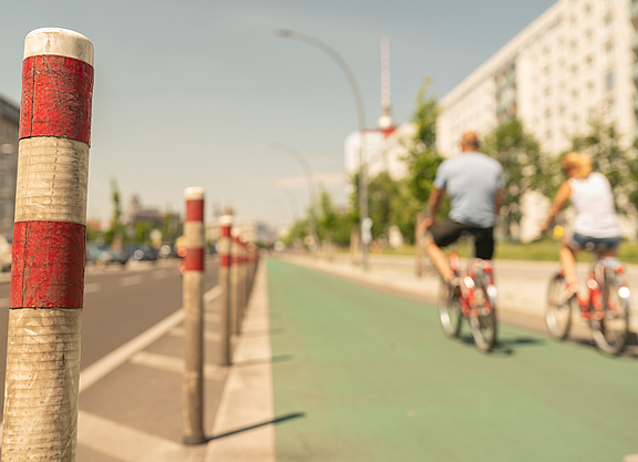 Geschützer Radfahrstreifen in Berlin Holzmarktstraße.