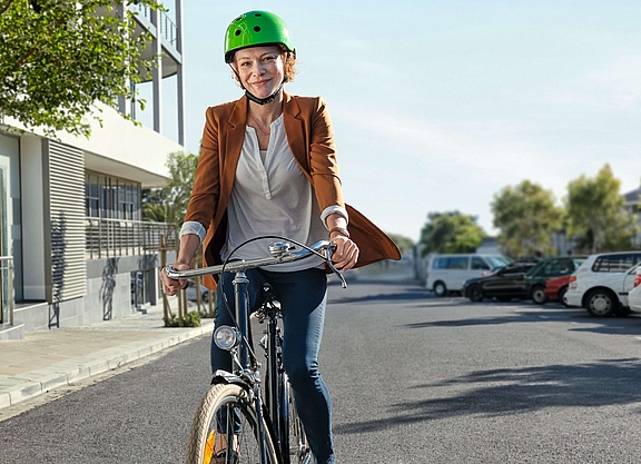 Frau auf Fahrrad, Themenbild zur Aktion „Mit dem Rad zur Arbeit“