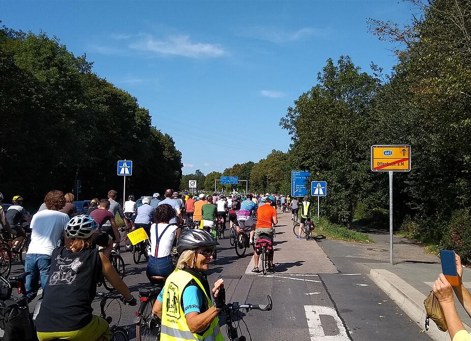 Mehr Platz fürs Rad! Dier Demonstrationszug wurde über die Autobahn zum Messegelände geführt.
