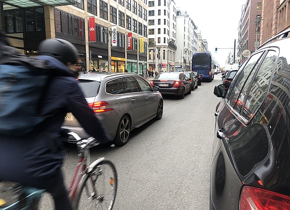 Radfahrer zwischen Autos ohne eigenen Radweg