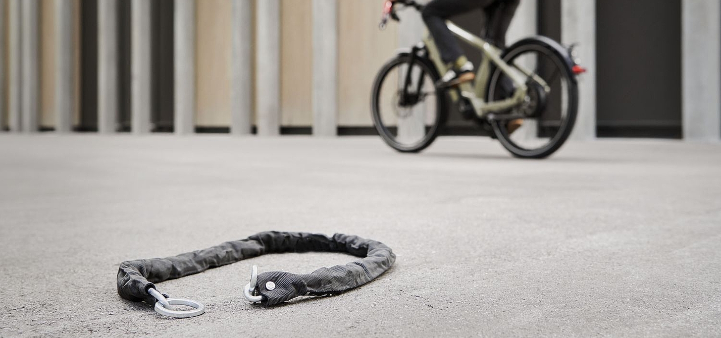 Vermeintlicher Fahrraddiebstahl Fahrradfahrer fährt an einem Fahrradschloss vorbei, das auf dem Boden liegt.