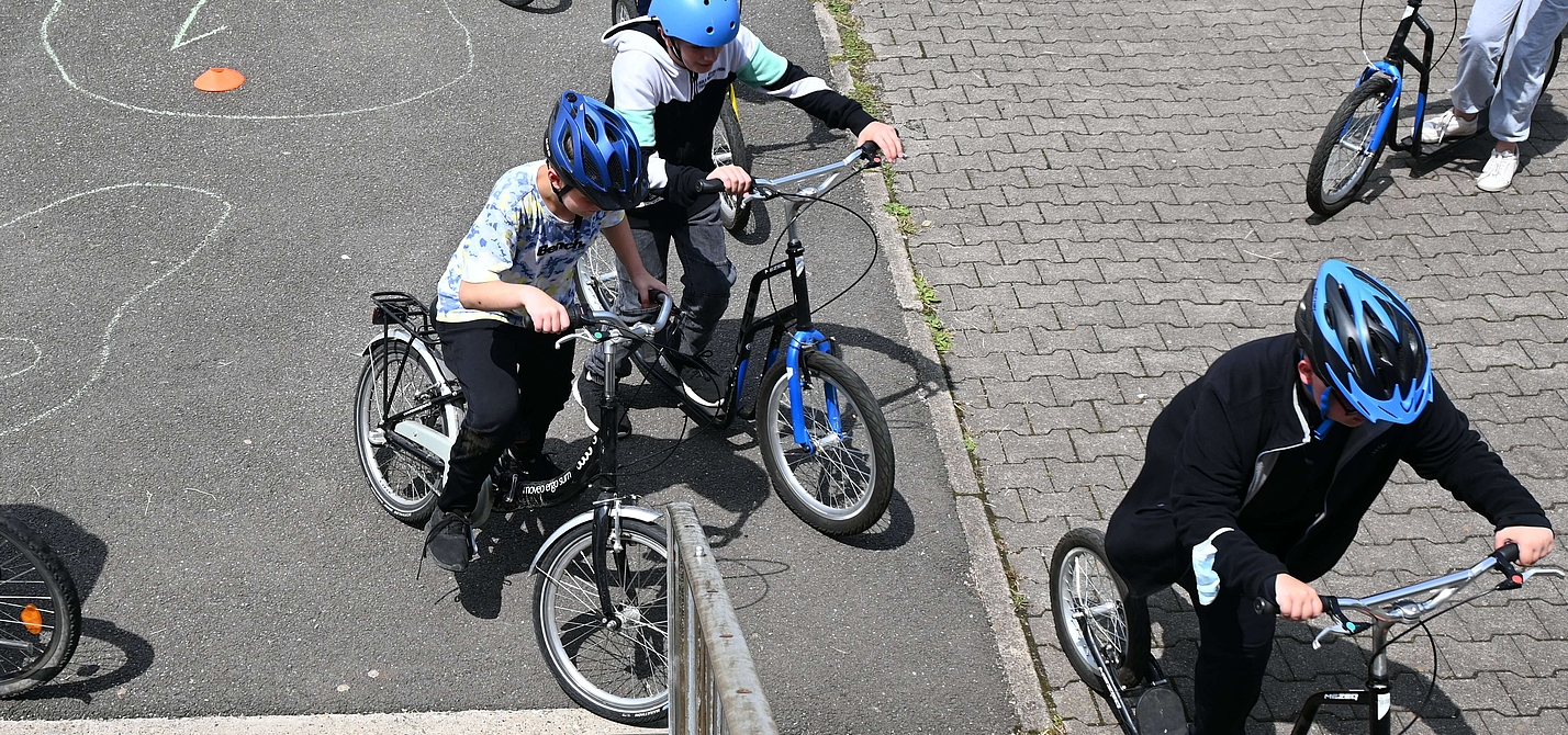 ADFC-Aktionstag Freisen Eine Gruppe von Kindern auf dem Fahrrad.