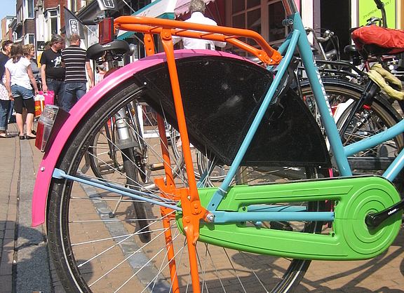 Fahrrad in Einkaufstraße