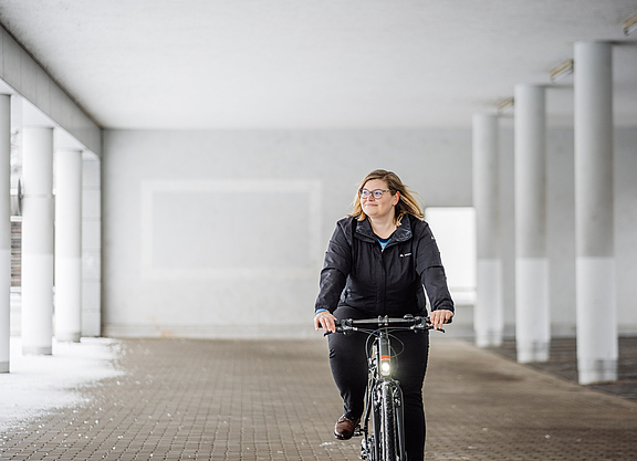 Radverkehrsprofessorin Dr. Claudia Hille auf dem Fahrrad. 