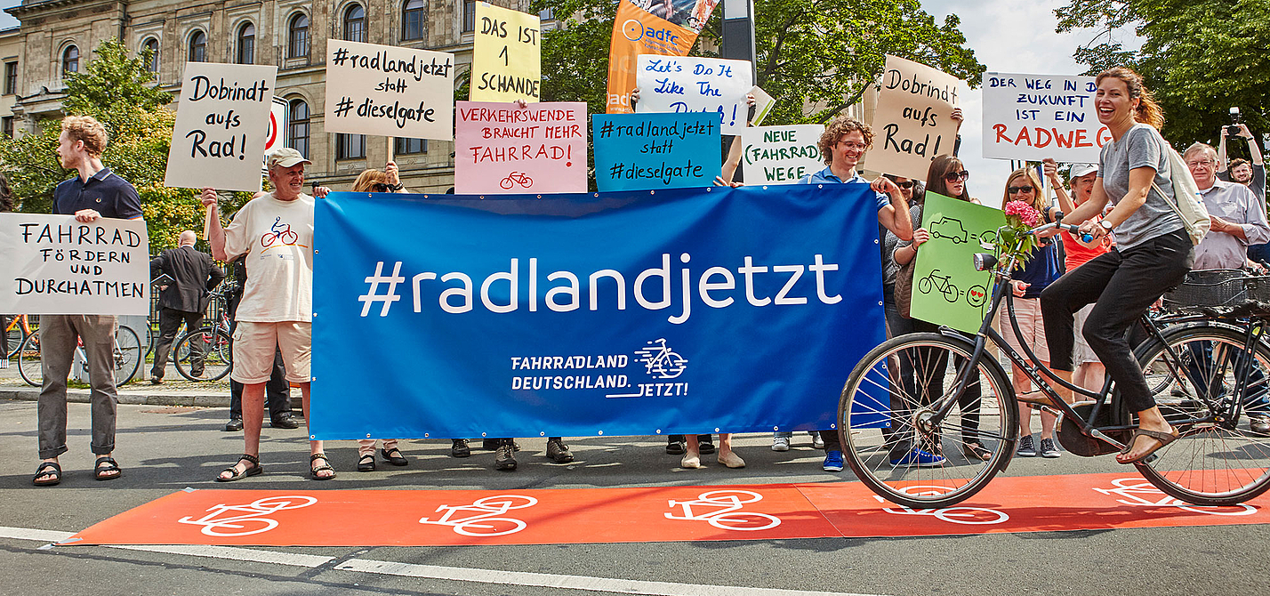 ADFC: Demonstration zum Dieselgipfel 2018. ADFC-Demonstration zum Dieselgipfel 2018.