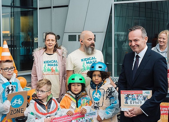 Bundesverkehrsminister Wissing auf einem Gruppenbild mit Kindern und Vertreter:innen der Kidical mass-Bewegung. 