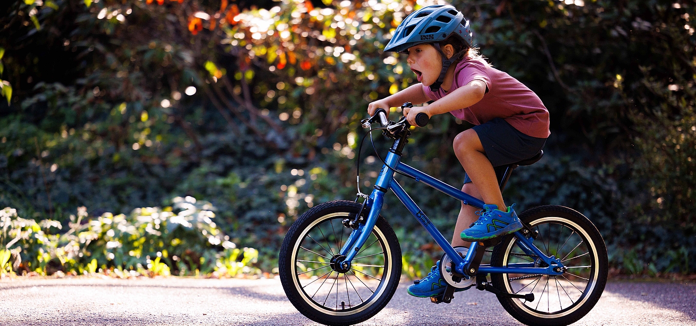 Radfahren lernen Ein kleines Kind fährt auf einem Fahrrad.