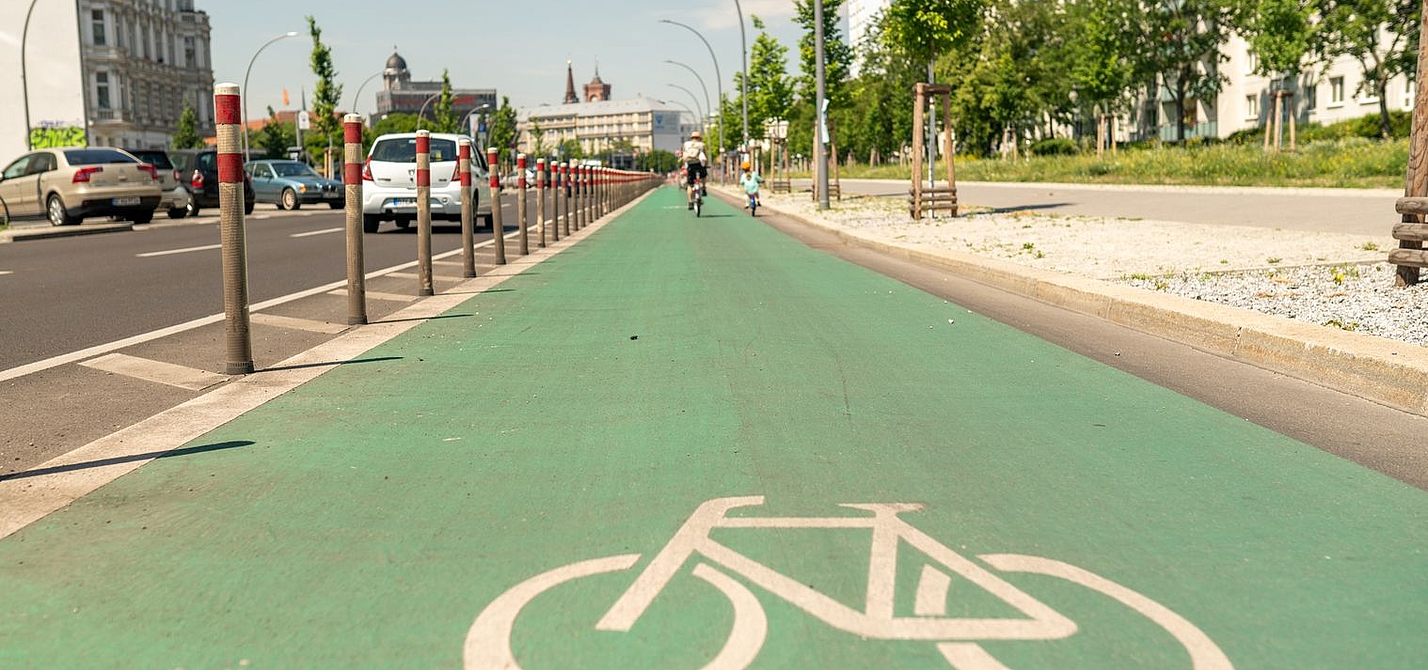 Die Geschützte Radspur in der Holzmarktstraße in Berlin Die Geschützte Radspur in der Holzmarktstraße in Berlin
