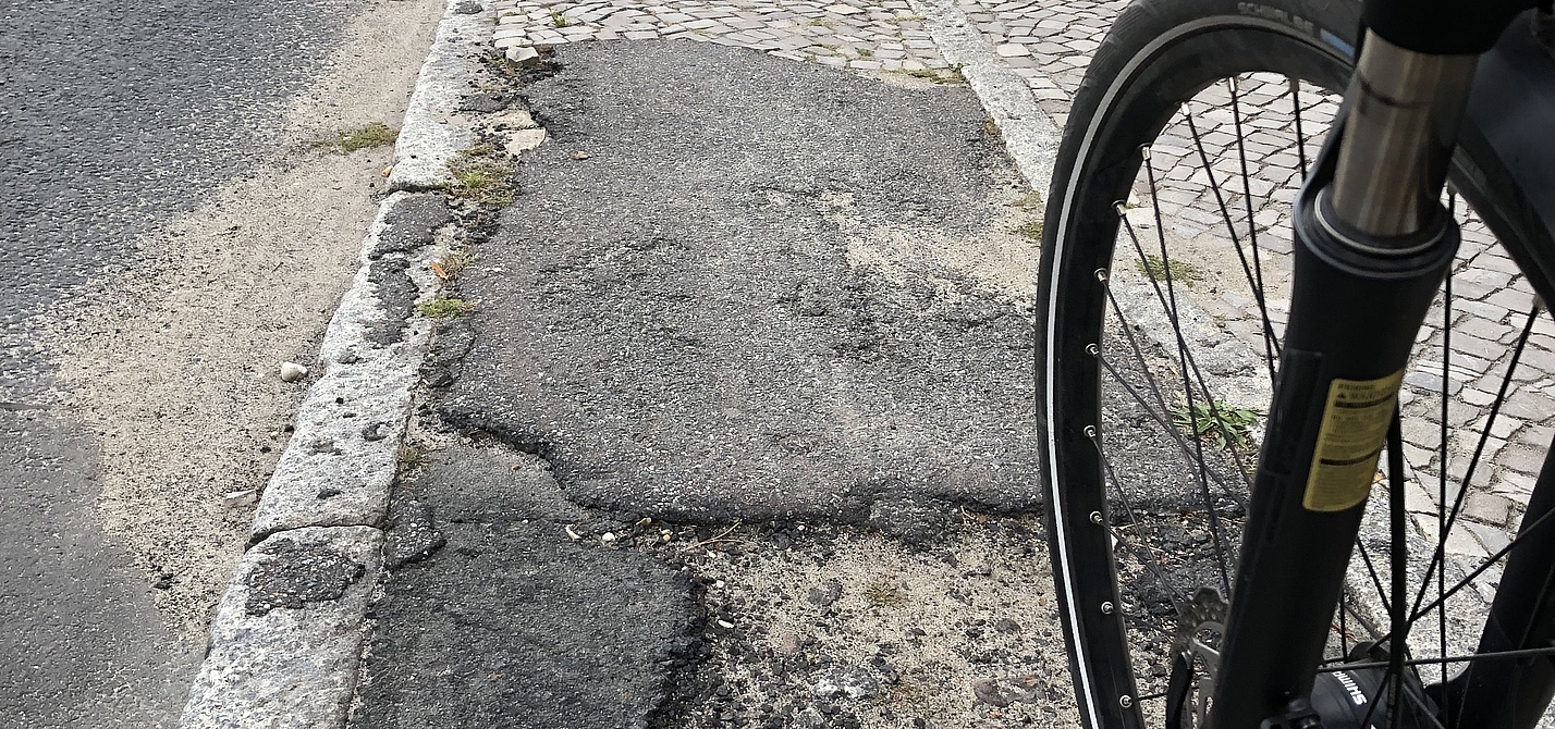 Zu schmaler, schlechter Radweg aufgebrochener Radweg