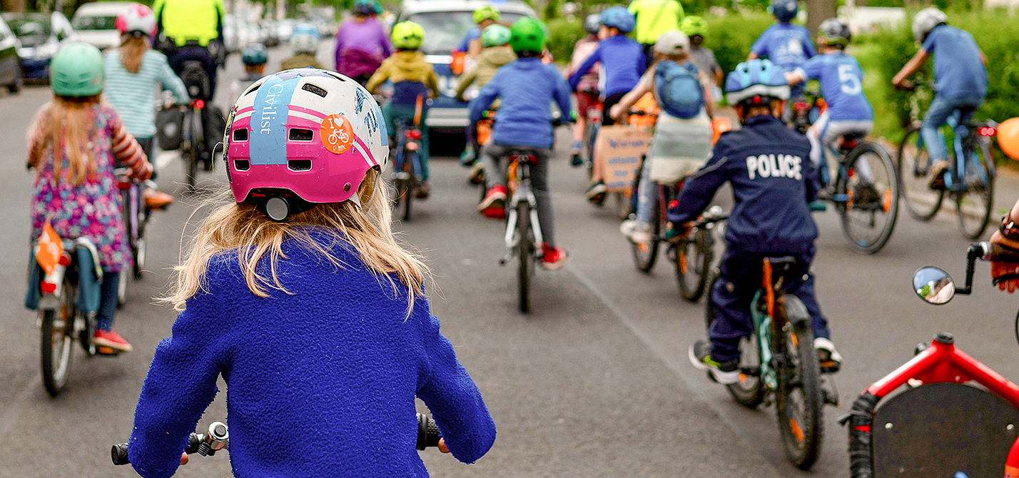 Titelbild Kidical Mass Radfahrende Kinder auf einer Kidical Mass-Fahrraddemonstration.