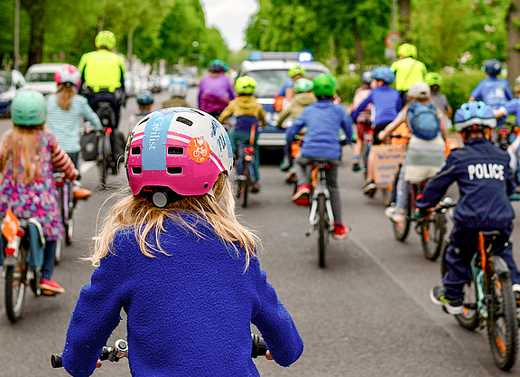 Radfahrende Kinder auf einer Kidical Mass-Fahrraddemonstration.