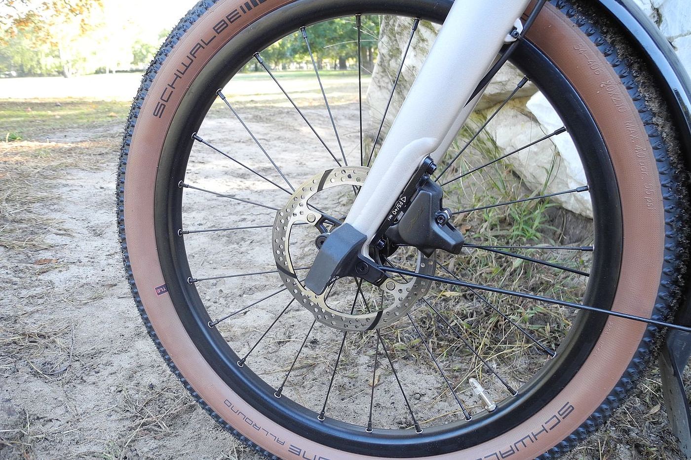 Bremse Großaufnahme des Brompton-Vorderrades mit der Scheibenbremse im Vordergrund.