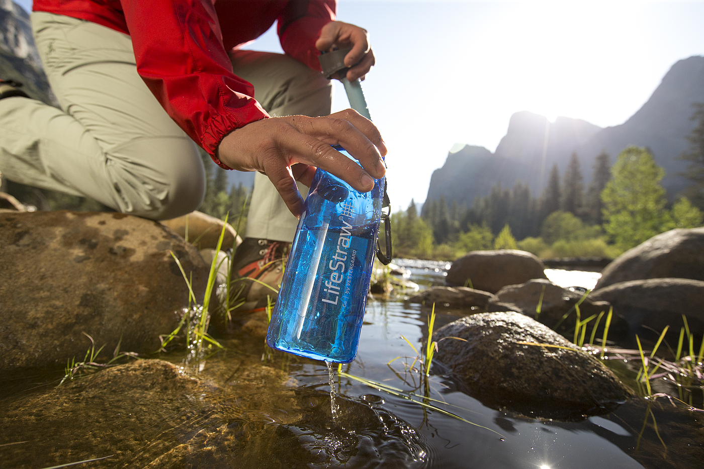 Lifestraw Outdoor Mit dem integrierten Wasserfilter kann das Wasser direkt nach dem Abfüllen getrunken werden.
