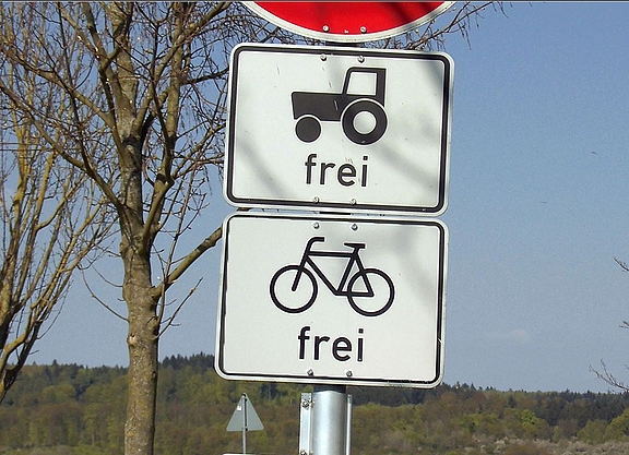 Traktoren und Fahrräder – was gilt es zu beachten? Verkehrsschilder "Traktor frei" und "Fahrrad frei"