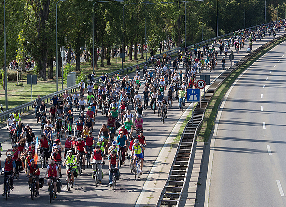 IAA-Radsternfahrt 2019 Radfahrende auf Autobahn