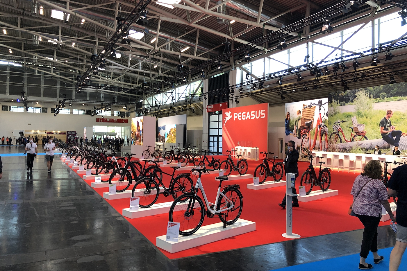 IAA Fahrradhalle Eine Ausstellungshalle auf der IAA mit Fahrradherstellern und wenigen Besuchenden.