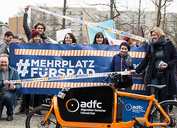 ADFC-Mitarbeiter demonstrieren bei Fridays for Futur mit Banner Mehr Platz fürs Rad