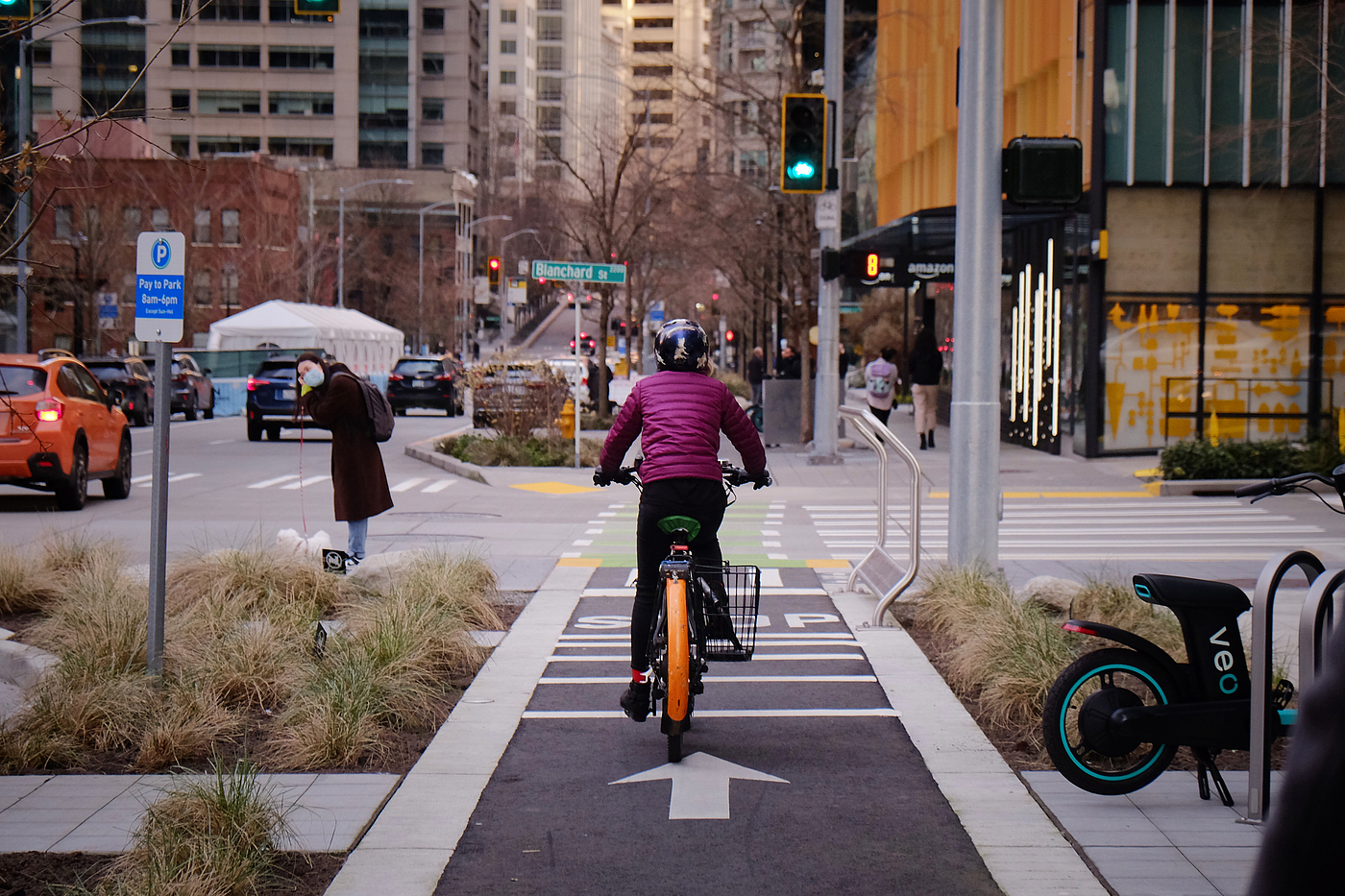 Geschützter Radfahrstreifen in Seattle. Geschützter Radfahrstreifen in Seattle.