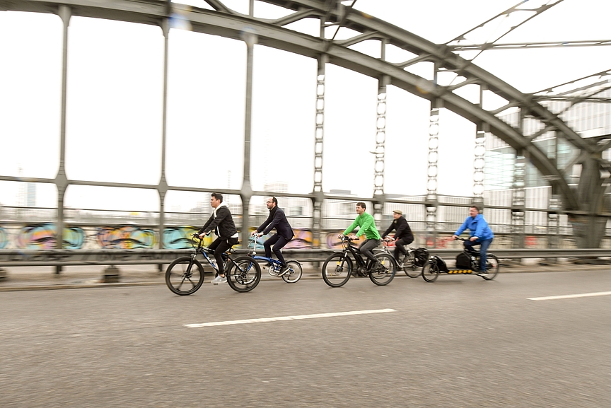 Mehr Radverkehr in München Mehrere Radfahrer fahren über eine Brücke.