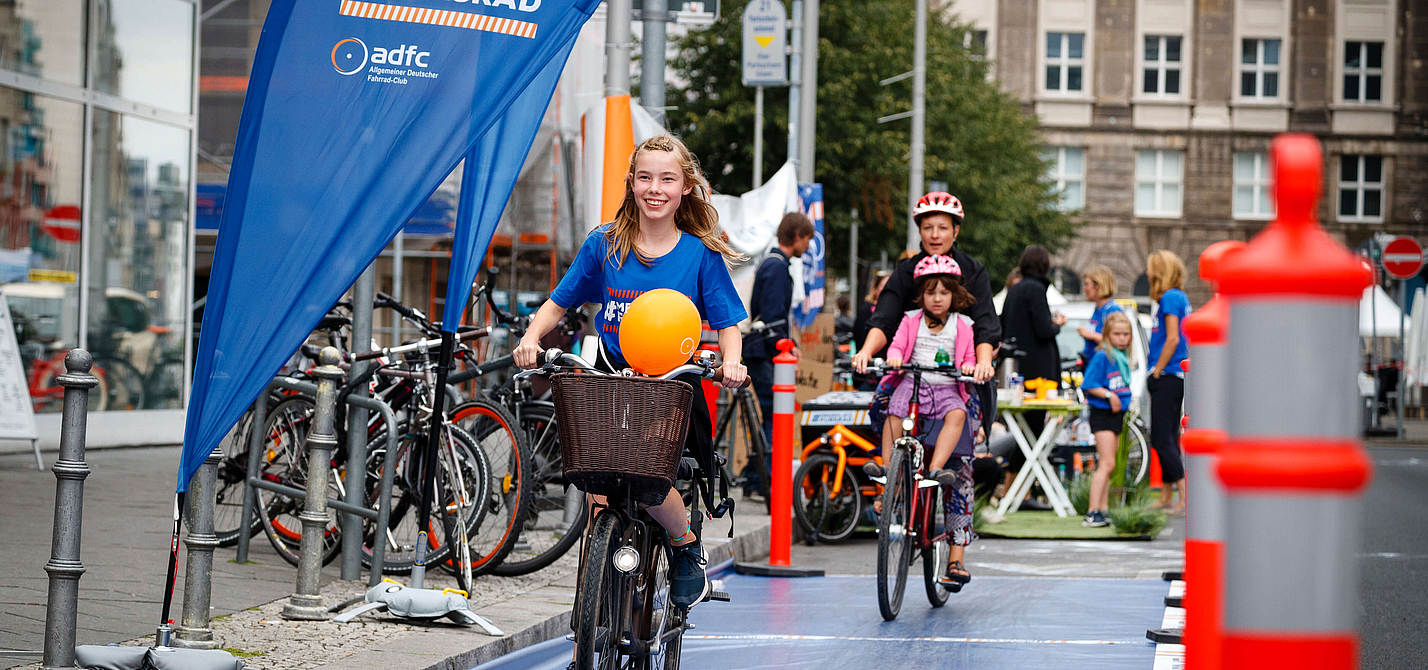 Pop-up Protected Bikelane Zwei Kinder fahren auf temporärer Protected Bikelane