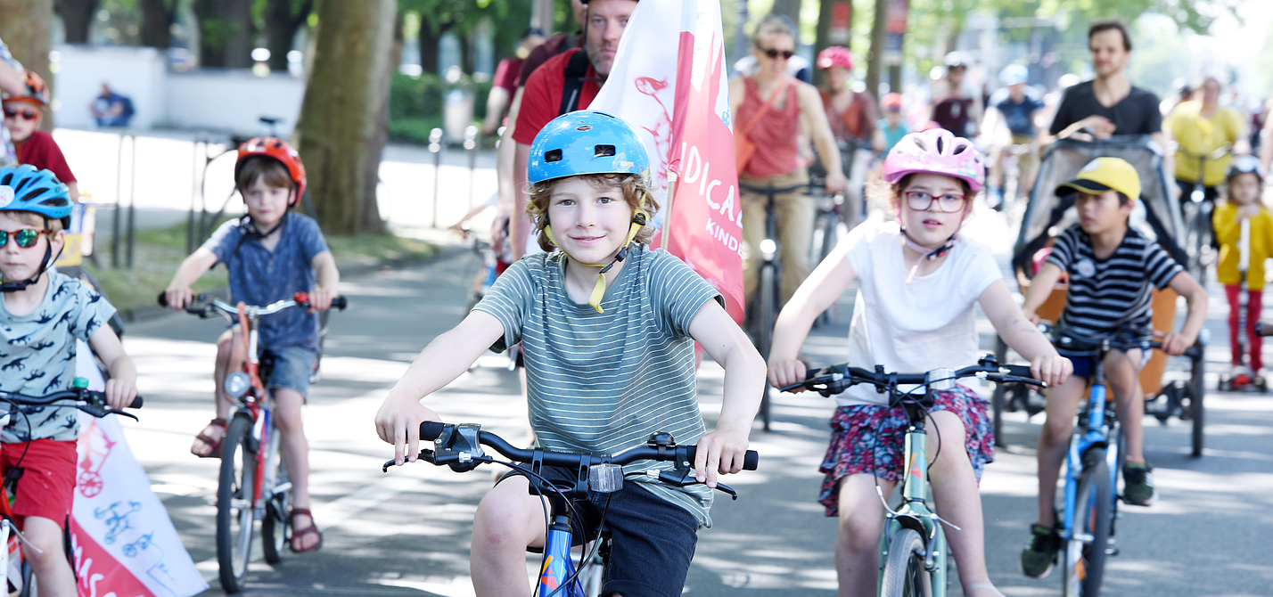 Kidical Mass Köln: Fahrraddemo für kinder- und fahrradfreundliche Straßen Kleinlkinder auf dem Rad